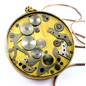 PENDANT – A MACHINE WITH A HEART 2