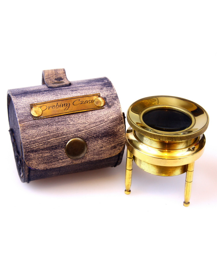 Magnifying glass with pouch
