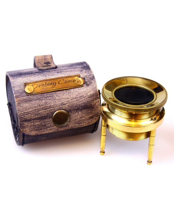 Magnifying glass with pouch