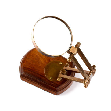 STANDING MAGNIFYING GLASS 2