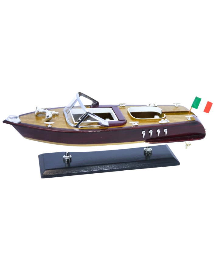 A model motorboat – the perfect gift for sailing enthusiasts – REE