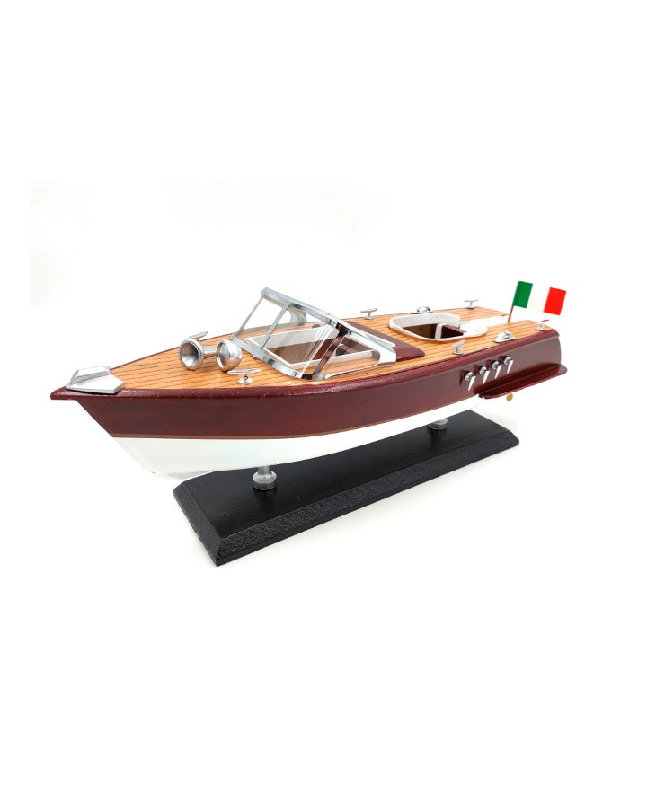 A model motorboat – the perfect gift for sailing enthusiasts – REE