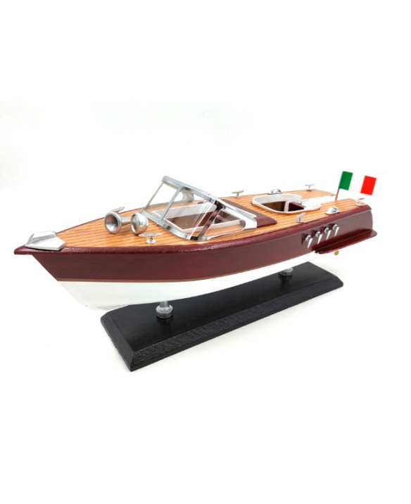 A model motorboat – the perfect gift for sailing enthusiasts – REE