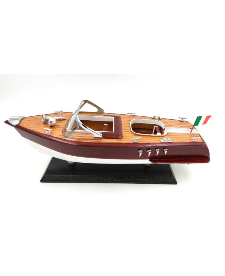 A model motorboat – the perfect gift for sailing enthusiasts – REE