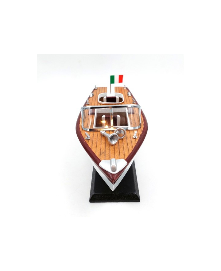 A model motorboat – the perfect gift for sailing enthusiasts – REE