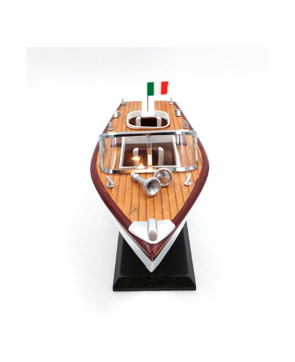A model motorboat – the perfect gift for sailing enthusiasts – REE