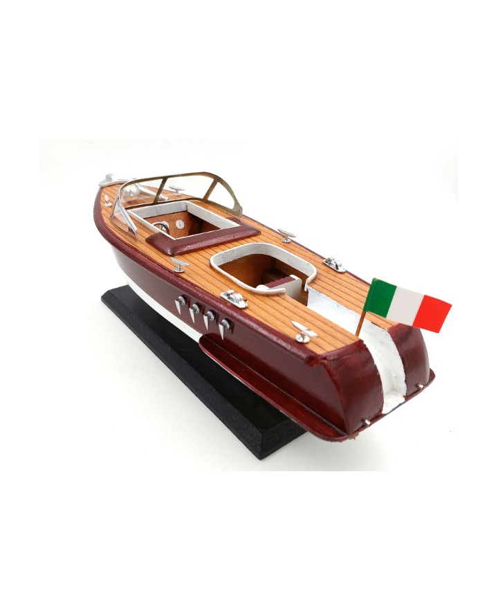 A model motorboat – the perfect gift for sailing enthusiasts – REE