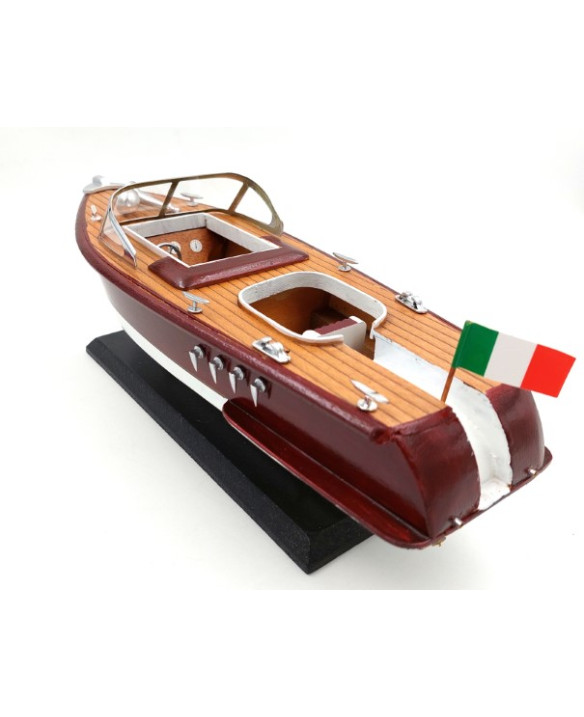 A model motorboat – the perfect gift for sailing enthusiasts – REE