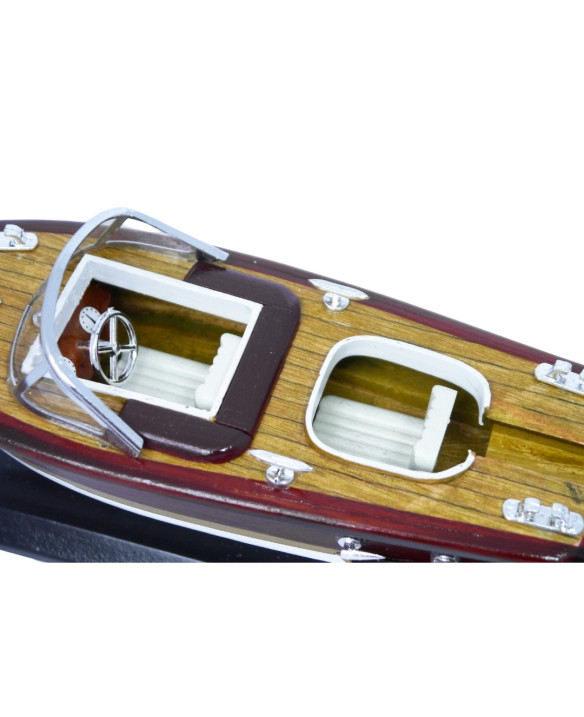 A model motorboat – the perfect gift for sailing enthusiasts – REE